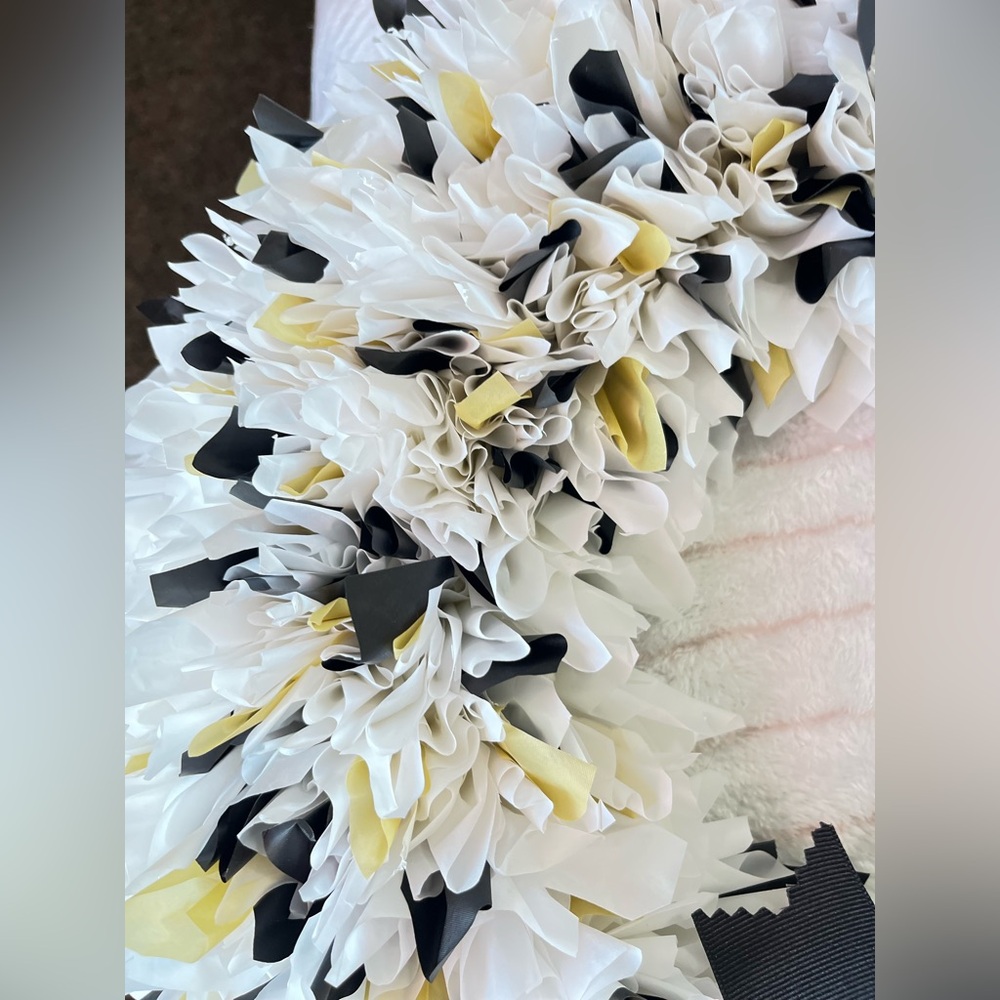 Beautiful indoor/outdoor bee themed Wreath